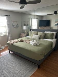 ein Schlafzimmer mit einem großen Bett, auf dem Handtücher liegen in der Unterkunft Natures Nest Waterfront in Homosassa
