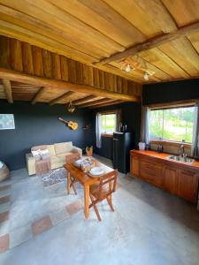 a living room with a couch and a table at Cabana Rústica em Piedade in Piedade