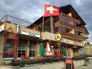 NiedergampelにあるRestaurant Hotel Parkの建物の上に旗が掲げられているレストラン