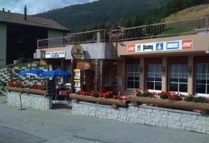 NiedergampelにあるRestaurant Hotel Parkの外花の建物 +1枚の写真