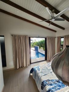 ein Schlafzimmer mit einem Bett und einem großen Fenster in der Unterkunft Sunset Oasis Waterfront in Maya Beach