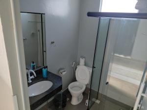 un bagno con wc, lavandino e doccia di Kitnet Boa Vista a Sete Lagoas
