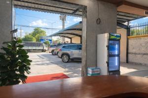 een tankstation met een auto op een parkeerplaats bij Bình Minh Hotel Bình Dương in Xóm Bưng +35 foto's