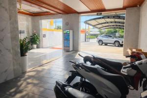 een rij motorfietsen geparkeerd op een parkeerplaats bij Bình Minh Hotel Bình Dương in Xóm Bưng