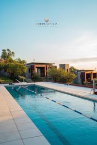 een zwembad voor een gebouw bij Crepúsculo Serrano in Merlo +13 foto's