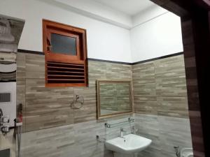 een badkamer met een wastafel en een spiegel bij Stream Inn Haputale in Haputale +17 foto's