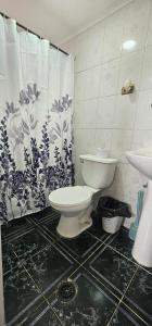 Et badeværelse på Cabaña El Quisco familiar sector tranquilo + 29 billeder