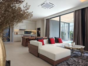 En eller flere senge i et værelse på Aileen Layan Villa 2 Private Pool 4Bedroom + 23 billeder