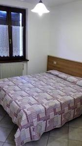 מיטה או מיטות בחדר ב-Pinzolocasa
