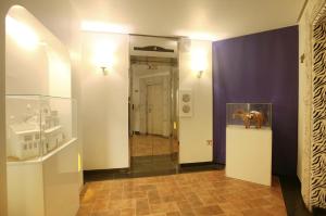 a hallway with a museum with a statue of a dog on a counter at 청주 호텔 린 in P'ungnyŏn-gol +5 photos