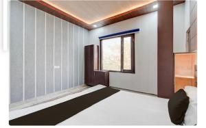 een kamer met een bed en een raam bij Sokoon Home Stay in Morādābād