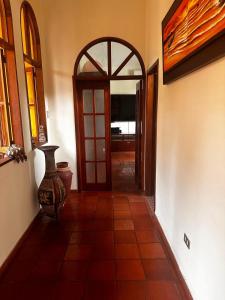 een hal met een deur naar een kamer met een vaas bij Hermosa Casa Colonial in SamborondÃ³n