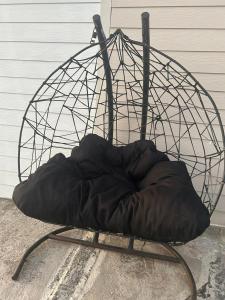 een zwart kussen dat op een metalen standaard ligt bij Cocoalojamiento in Cavalango