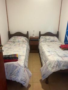 twee bedden naast elkaar in een kamer bij Cocoalojamiento in Cavalango