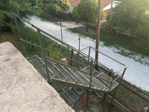 een metalen bankje aan de zijkant van een trap bij Cocoalojamiento in Cavalango