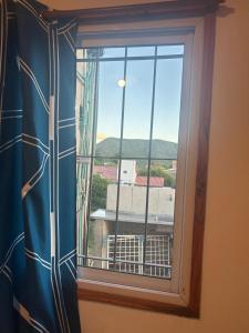 een raam met uitzicht op een stad bij Cocoalojamiento in Cavalango