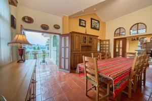 een keuken en eetkamer met een tafel en stoelen bij Hermosa Casa Colonial in SamborondÃ³n