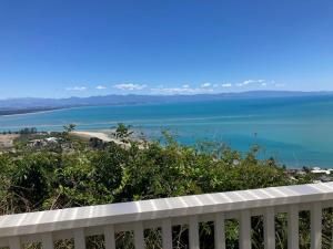ein Blick auf das Meer vom Balkon eines Hauses in der Unterkunft Glamping with stunning sea view in Nelson + 3 Fotos
