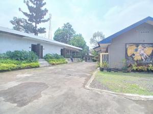 ein Gebäude mit einem Wandgemälde an der Seite in der Unterkunft Cibulan Indah Hotel in Brujul + 27 Fotos