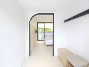 einen Flur mit einem Spiegel und einem Bett in einem Zimmer in der Unterkunft Cibulan Indah Hotel in Brujul