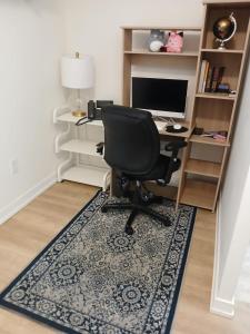 ein Büro mit einem Schreibtisch mit einem Stuhl und einem Computer in der Unterkunft Stockyards in Toronto + 2 Fotos