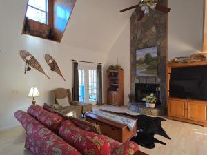 een woonkamer met een bank en een open haard bij Mallard Cove - lakeside pet friendly in Robbinsville