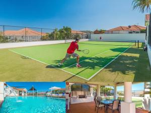 een man speelt tennis op een tennisbaan bij Beach Street - LJHooker Yamba in Yamba