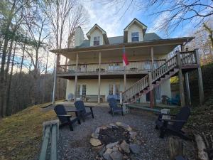 een groot huis met een terras en een vuurplaats bij Mallard Cove - lakeside pet friendly in Robbinsville