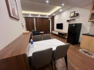 Μια τηλεόραση ή/και κέντρο ψυχαγωγίας στο FLC SeaTower Quy Nhơn-Căn Hộ Du Lịch View Biển-Trung Tâm TP-Hồ Bơi Vô Cực-Ocean View Quy Nhơn