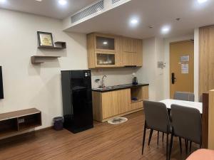 Η κουζίνα ή μικρή κουζίνα στο FLC SeaTower Quy Nhơn-Căn Hộ Du Lịch View Biển-Trung Tâm TP-Hồ Bơi Vô Cực-Ocean View Quy Nhơn