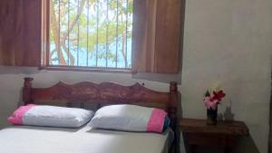 En eller flere senge i et værelse på Habitaciones Colibrí + 8 billeder