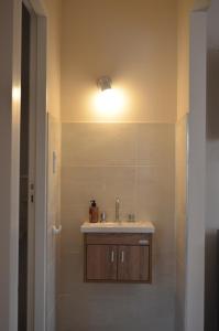 un bagno con lavandino e doccia di Happiness suite a San Rafael