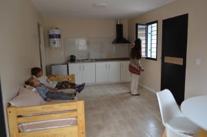 una donna in piedi in una cucina con due persone in una stanza di Happiness suite a San Rafael