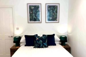 Postel nebo postele na pokoji v ubytování Modern apartment in Tetbury Town Centre