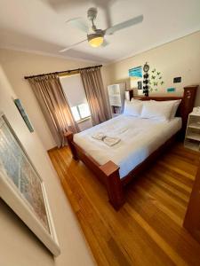 una camera da letto con un letto grande con soffitto di Bayview Heights a Kingscote