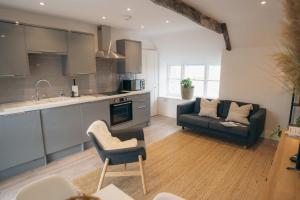 Kuchyň nebo kuchyňský kout v ubytování Contemporary Chic Stylish Apartment in Tetbury