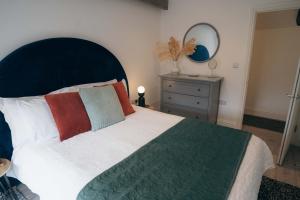 Postel nebo postele na pokoji v ubytování Contemporary Chic Stylish Apartment in Tetbury