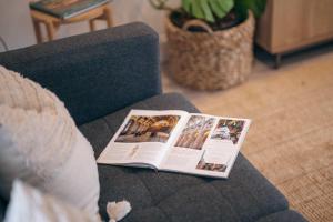 Posezení v ubytování Contemporary Chic Stylish Apartment in Tetbury