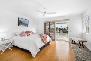 Giường trong phòng chung tại Sunsets at Snowmas Pooch Friendly Stunning Views