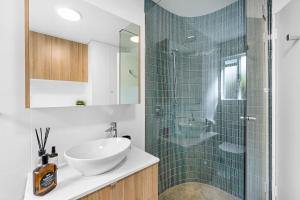 Phòng tắm tại Sunsets at Snowmas Pooch Friendly Stunning Views +38 ảnh