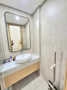 un bagno con lavandino e specchio di My SunArt a Quang Ãm