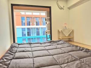 un grande letto in una stanza con una grande finestra di My SunArt a Quang Ãm