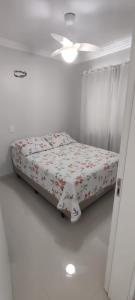 Bett in einem weißen Zimmer mit weißer Decke in der Unterkunft Ap 503 Ed Brisa do sol em Piratuba in Piratuba + 9 Fotos