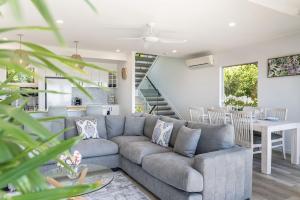 Khu vực ghế ngồi tại 10 Andari Sunshine Beach Beachside Luxury Home