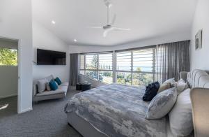 Giường trong phòng chung tại 10 Andari Sunshine Beach Beachside Luxury Home +51 ảnh