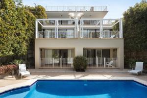 ein Haus mit einem Pool davor in der Unterkunft Salty Stays on Stevens St Ocean Views Top Deck in Sunshine Beach