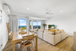 ein Wohnzimmer mit Sofa und Tisch in der Unterkunft 8 Andari Sunshine Luxury 1min to Beach in Sunshine Beach