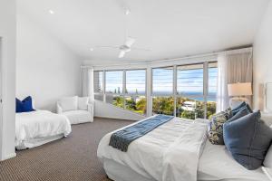 ein Schlafzimmer mit zwei Betten und Meerblick in der Unterkunft 8 Andari Sunshine Luxury 1min to Beach in Sunshine Beach