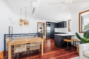 Nhà bếp/bếp nhỏ tại Pet Friendly Tropical Escape in Sunshine Beach