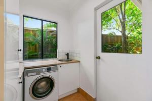 Ảnh trong thư viện ảnh của Pet Friendly Tropical Escape in Sunshine Beach ở Sunshine Beach